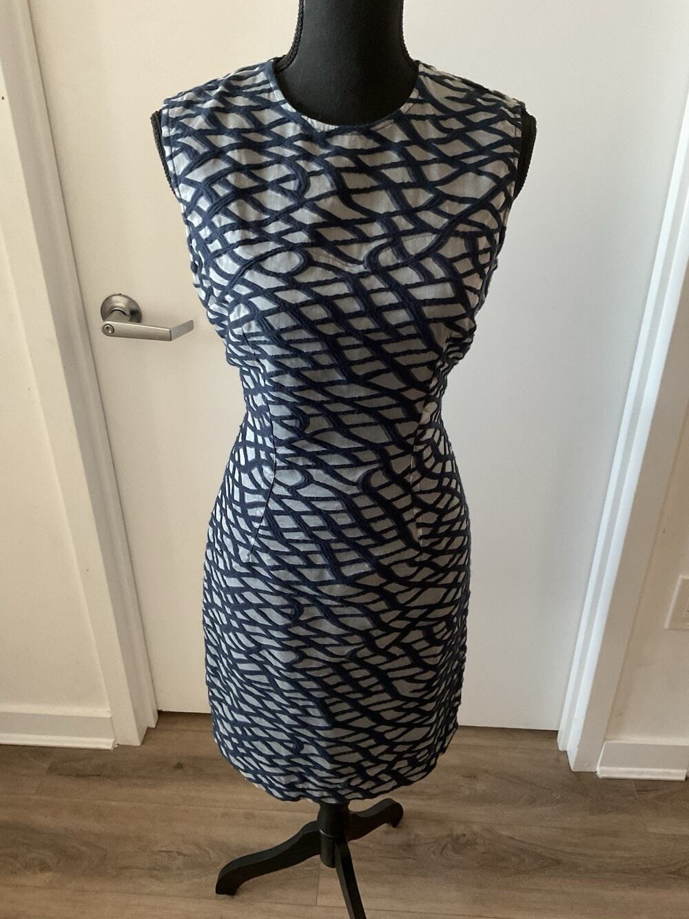 Yigal Azrouel NY Navy Blue Gray Textured Mesh Sheath Cocktail Dress SZ 8 Silk
